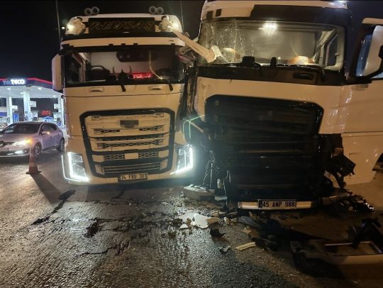 Balıkesir’in Susurluk ilçesinde iki tırın çarpıştığı kaza maddi hasarla atlatıldı.