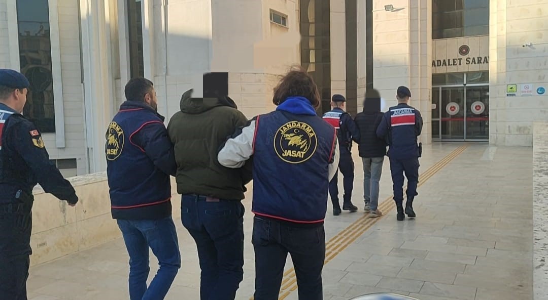 Balıkesir’de jandarma, sessiz aparatlı hırsızları kıskıvrak yakaladı Balıkesir’in Edremit ilçesinde, 100 dönümden fazla zeytinlikte gerçekleşen hırsızlık olayı,
