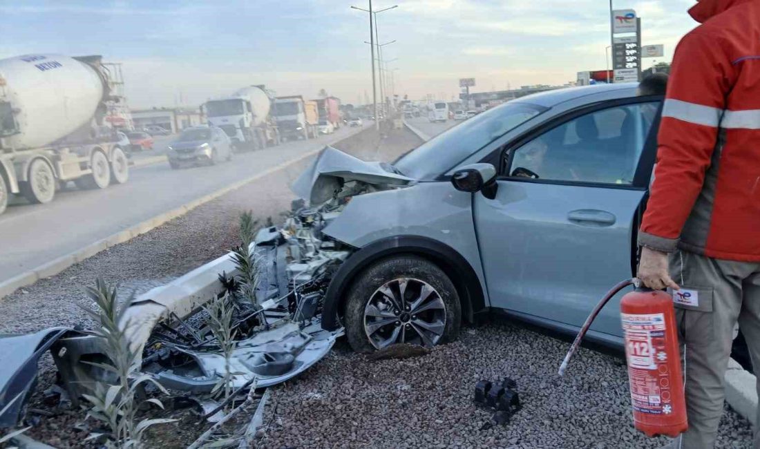 Hurdaya dönen araçtan yaralı kurtuldu Bursa-Çanakkale istikametinde aydınlatma direğine çarpan otomobilinin sürücüsü, hurdaya dönen araçtan