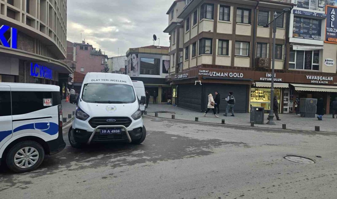 Balıkesir’de bir kuyumcu kapalı olduğu saatlerde kimliği belirsiz kişilerce kurşunlandı.