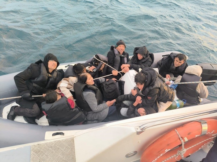 Ayvalık açıklarında 10 göçmen kurtarıldı Balıkesir’in Ayvalık ilçesinde, yasa dışı yollarla Yunanistan’ın Midilli Adası’na gitmek