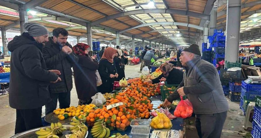 Depremlerin ardından Sındırgı’da komşuluk seferberliği Balıkesir’in Sındırgı ilçesinde 10 Ağustos ve 27 Ekim tarihlerinde meydana
