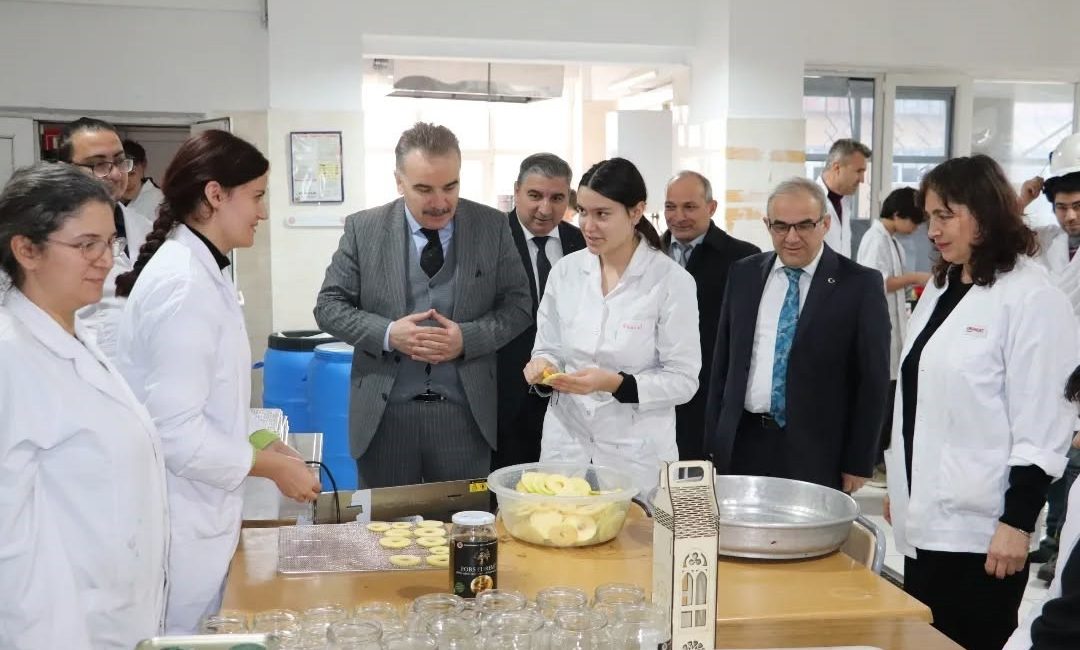 Balıkesir’in Edremit ilçesinde Kaymakam Ahmet Odabaş ve İlçe Millî Eğitim