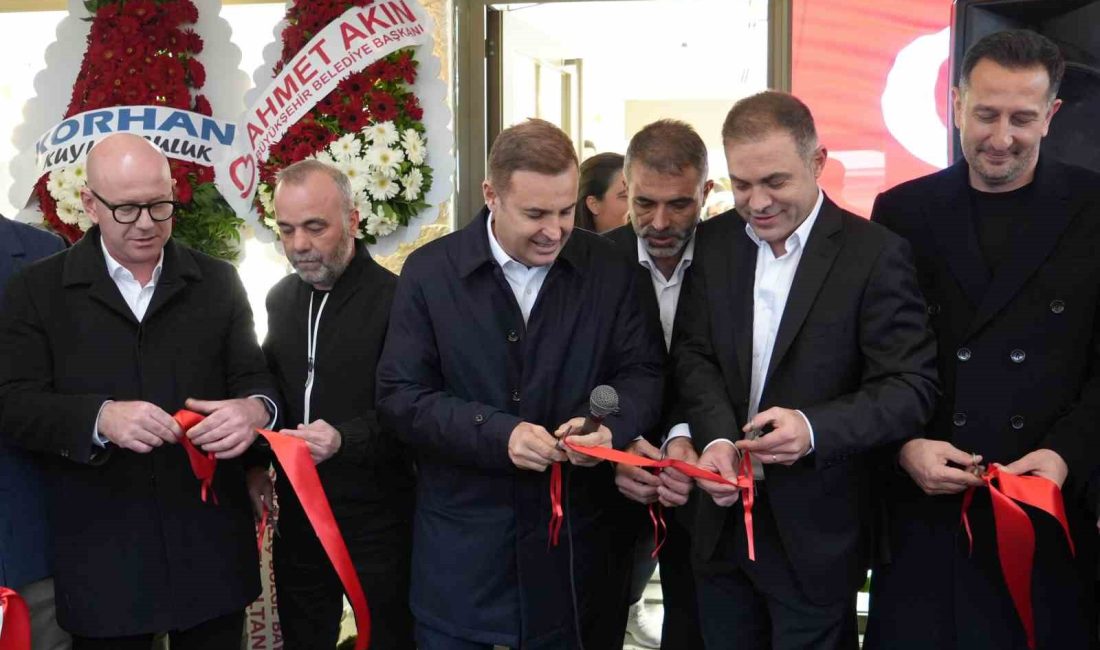 Başkan Akın ve Milletvekili Sarı açılışta buluştu Balıkesir’de şehrin ekonomi merkezlerinden olan kuyumcular çarşısında gerçekleştirilen bir açılışta
