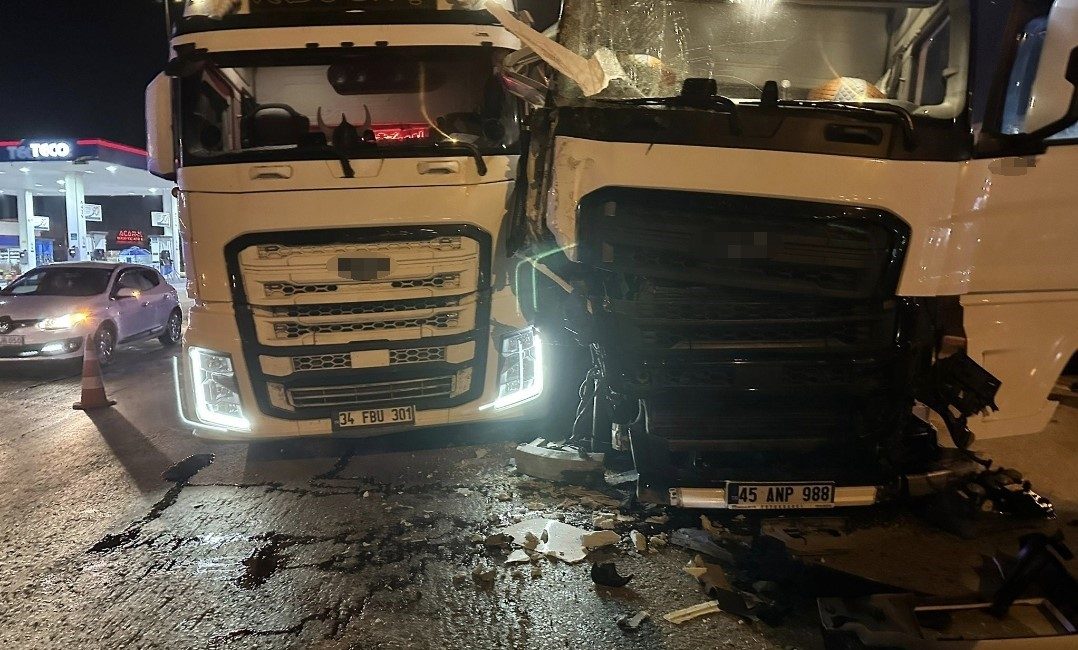 Balıkesir’in Susurluk ilçesinde iki tırın çarpıştığı kaza maddi hasarla atlatıldı.