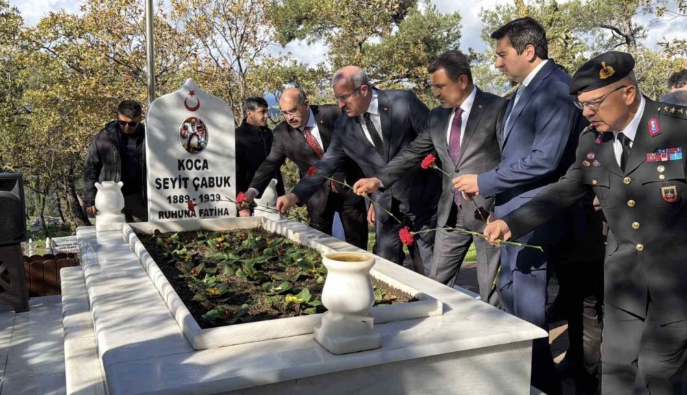 Çanakkale kahramanı Seyit Onbaşı vefatının 86. yılında kabri başında anıldı 276 kiloluk top mermisini sırtlayarak savaşın seyrini değiştiren Çanakkale Deniz