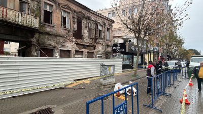 Balıkesir’in Edremit ilçesinde etkili olan sağanak yağış, kentin simge yapılarından