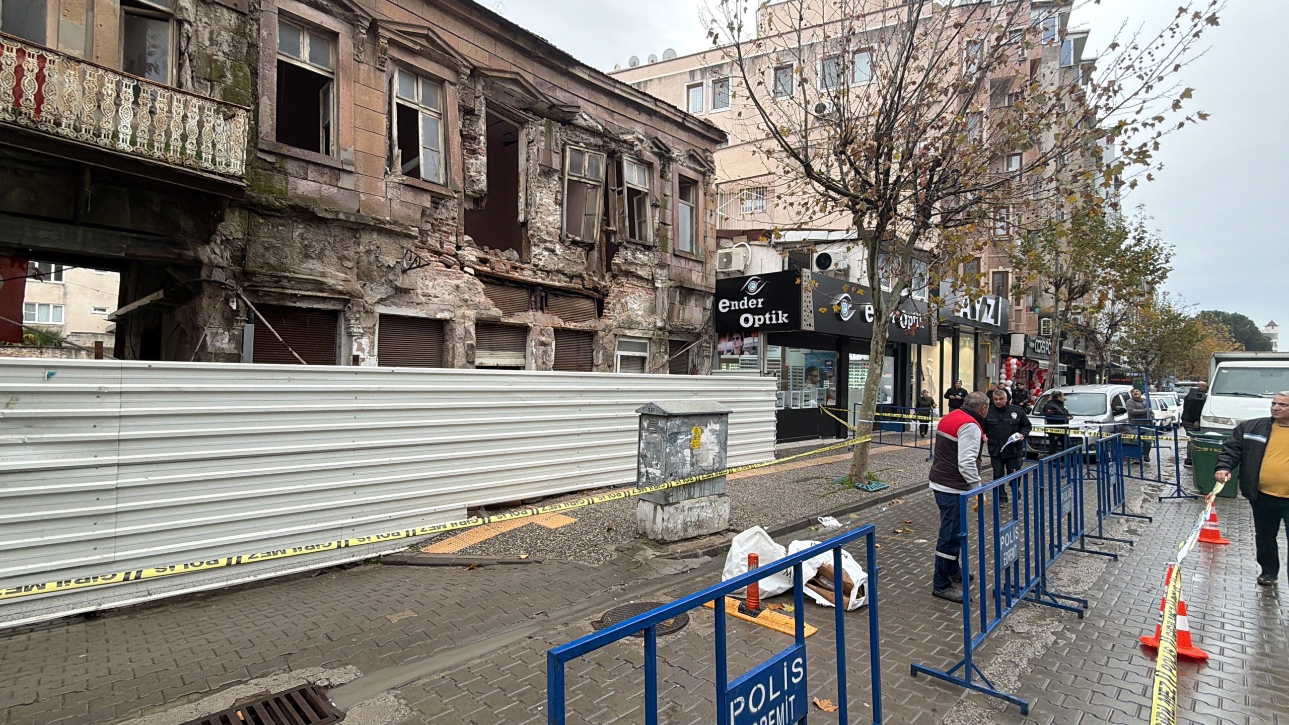 Balıkesir’in Edremit ilçesinde etkili olan sağanak yağış, kentin simge yapılarından