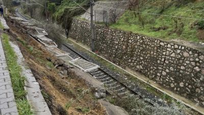 Balıkesir’in Bandırma ilçesinde tren yolu güzergâhındaki istinat duvarı, sabah saatlerinde