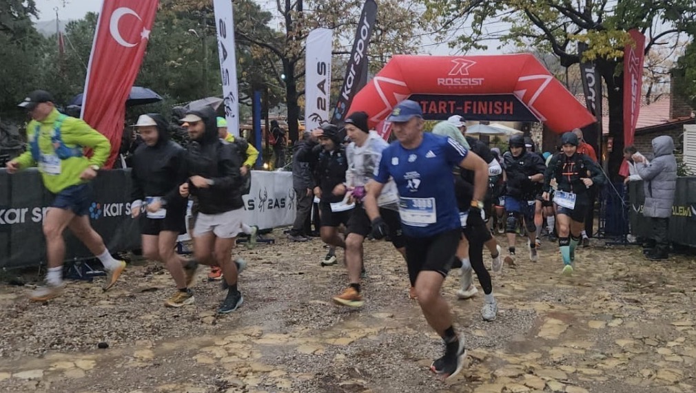 Kar Spor İda Ultra, sağanak yağışa rağmen sorunsuz şekilde sürüyor Kazdağları’nda düzenlenen Kar Spor İDA Ultra Maratonu, sağanak yağışa rağmen