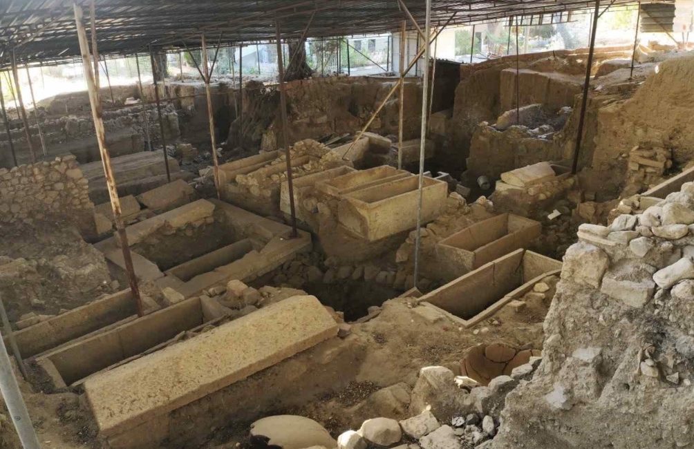 Antandros kazıları tüm hızıyla sürüyor Balıkesir Büyükşehir Belediyesi’nin katkılarıyla Antandros Antik Kenti’nde yürütülen kazı çalışmaları