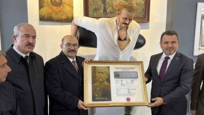 Çanakkale Savaşları’nın simge isimlerinden 276 kiloluk top mermisini kaldırarak düşman