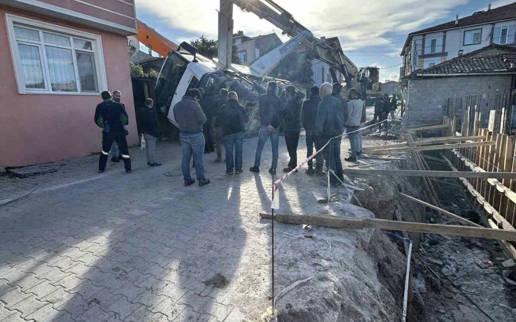Balıkesir’in Gönen ilçesi Reşadiye Mahallesi’nde çalışma esnasında bir beton mikseri,