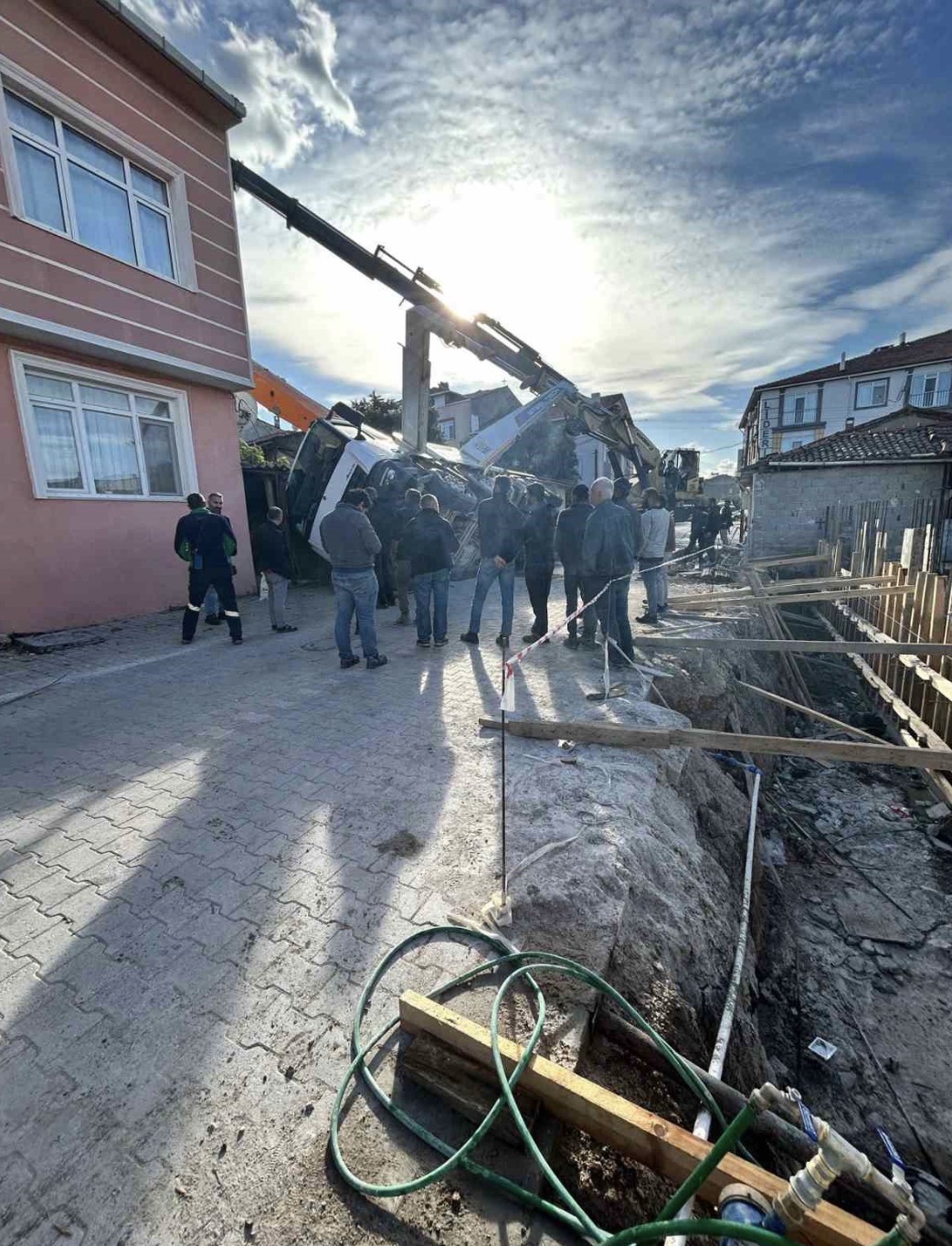Balıkesir’in Gönen ilçesi Reşadiye Mahallesi’nde çalışma esnasında bir beton mikseri,