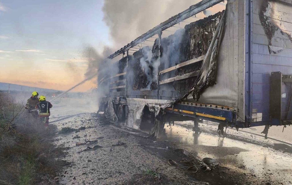 Bandırma karayolunda tır dorsesi alev aldı Balıkesir-Bandırma karayolunda seyir halindeki karton yüklü tırın dorsesinde yangın çıktı.