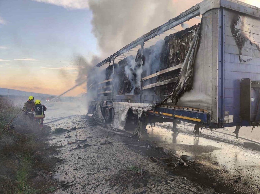 Balıkesir-Bandırma karayolunda seyir halindeki karton yüklü tırın dorsesinde yangın çıktı.