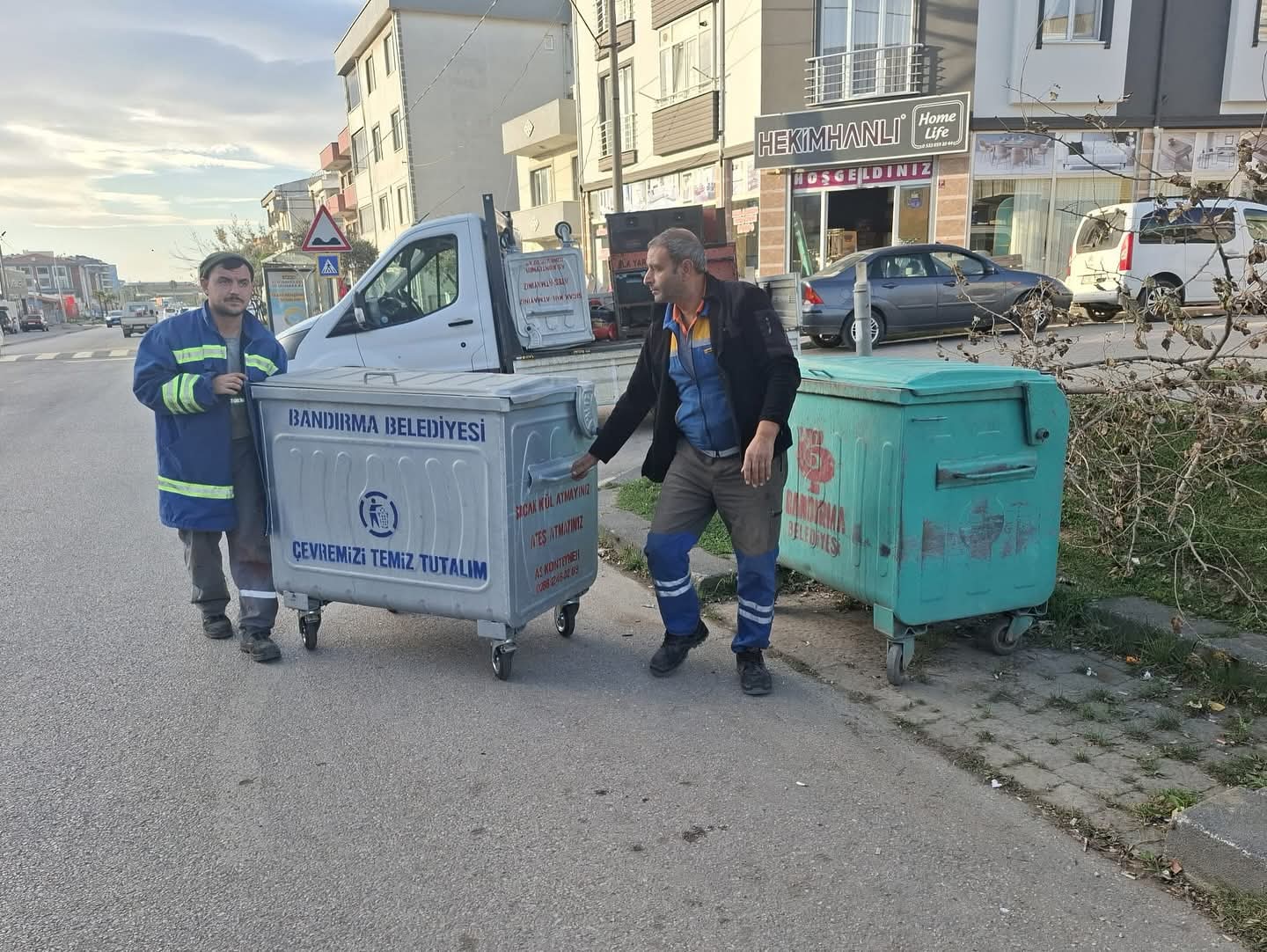 Bandırma Belediye Başkanı Dursun Mirza, şehir genelinde yürütülen altyapı ve