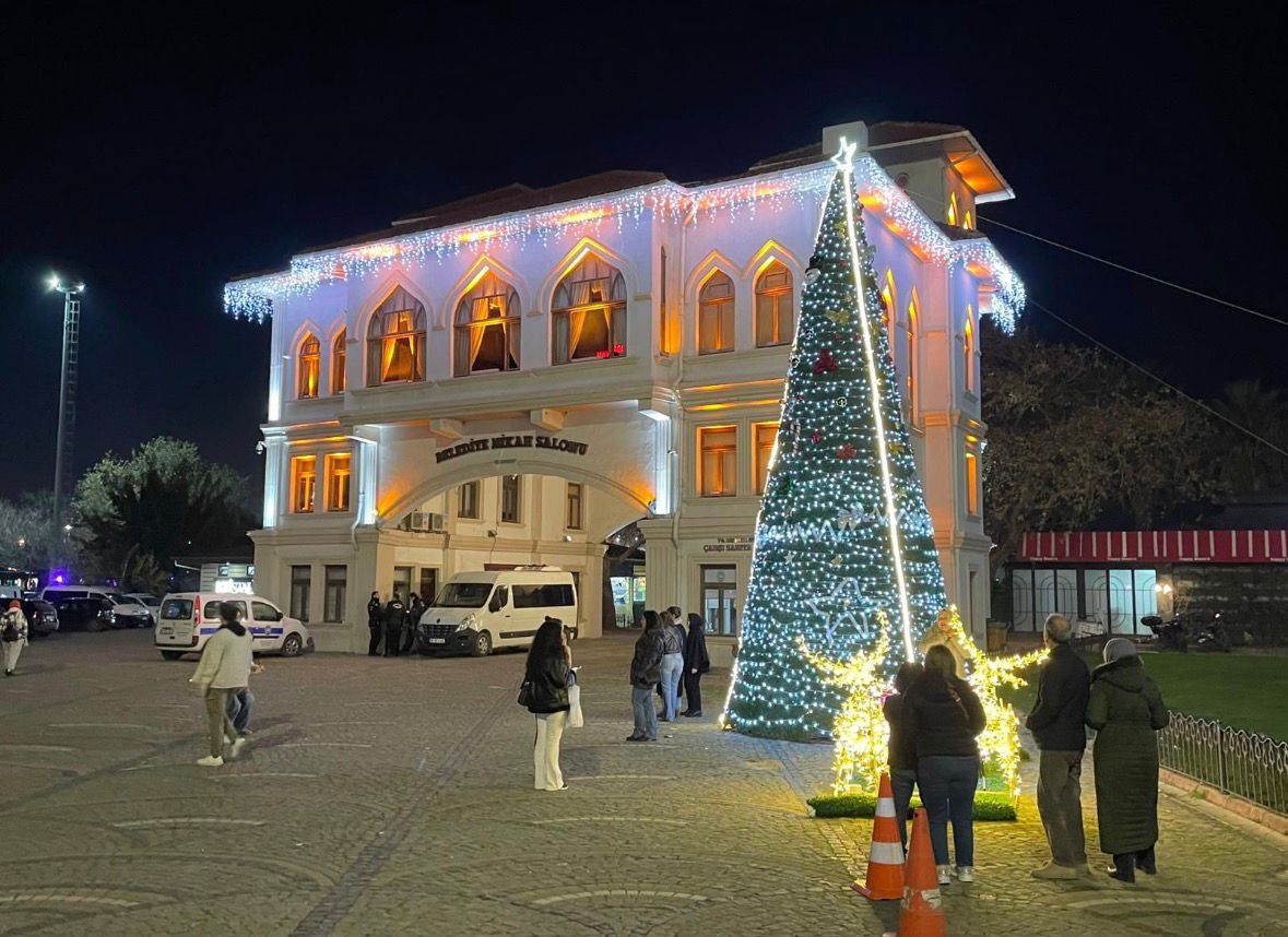Bandırma Belediyesi, yaklaşan yeni yıl öncesinde kent genelinde gerçekleştirdiği süsleme