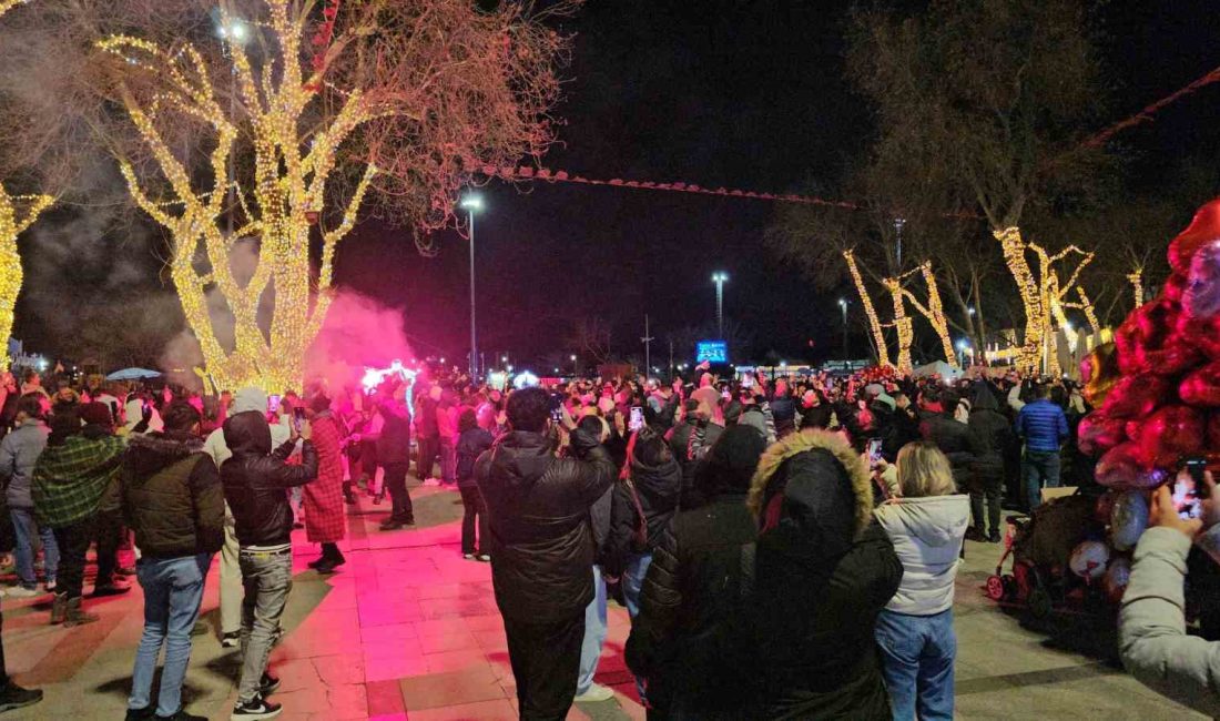 Bandırma, 2026’ya coşkuyla girdi Balıkesir’in Bandırma ilçesinde, 2026 yılına renkli görüntüler ve büyük bir