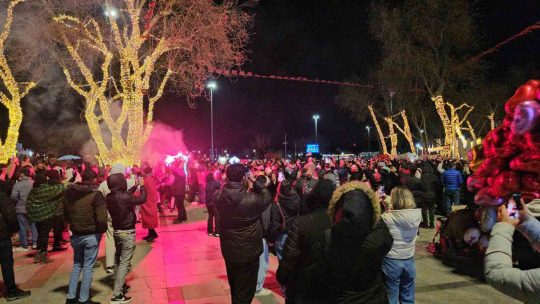 Bandırma, 2026’ya coşkuyla girdi Balıkesir’in Bandırma ilçesinde, 2026 yılına renkli görüntüler ve büyük bir