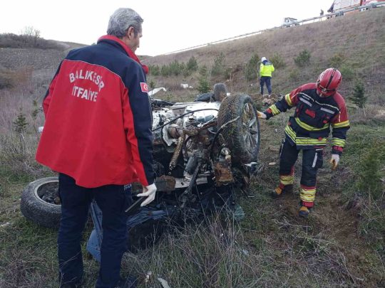 İzmir-İstanbul Otoyolu’nda feci kaza: Otomobil şarampole yuvarlandı Balıkesir’in Susurluk ilçesi Ömerköy mevkiinde İzmir-İstanbul Otoyolu üzerinde meydana gelen