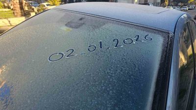 Balıkesir’in Bandırma ilçesinde soğuk hava etkisini giderek artırıyor. İlçede gece