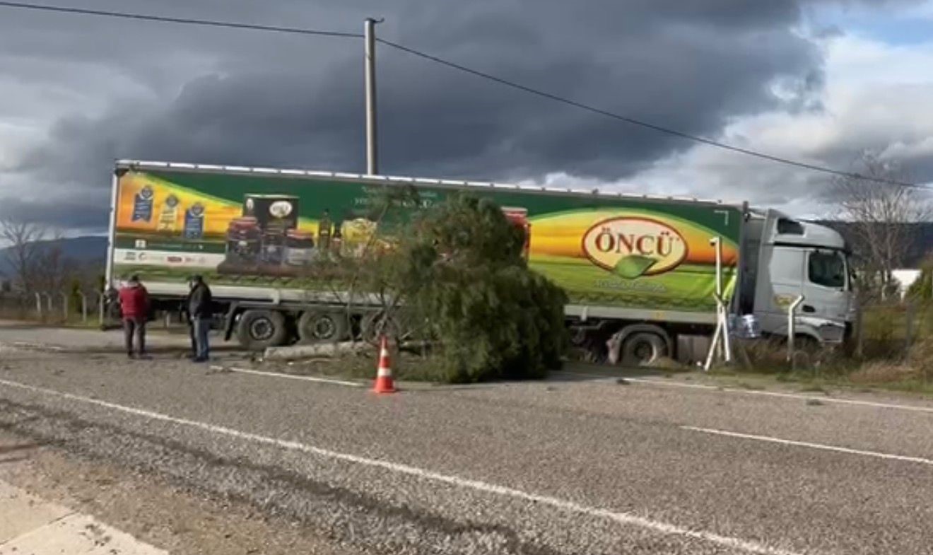 Balıkesir’in Gönen-Bandırma karayolunda meydana gelen tek taraflı trafik kazasında bir