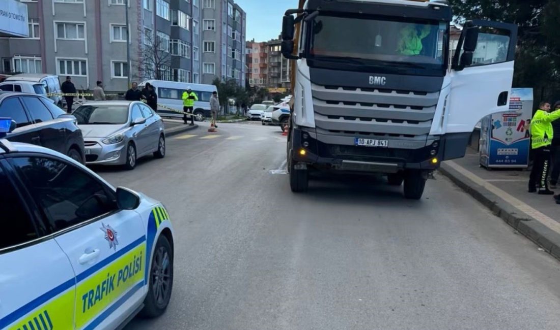 Bandırma’da dehşet, hafriyat kamyonu kadını 10 metre sürükledi Balıkesir’in Bandırma ilçesinde meydana gelen trafik kazasında hafriyat kamyonunun çarptığı