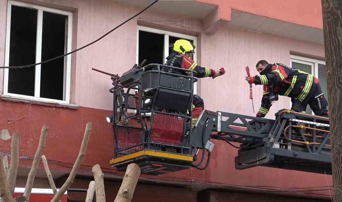 İtfaiye erleri yangında Türk Bayraklarını zarar görmemesi için topladı Balıkesir’de yangın söndürme çalışmaları sırasında binanın dış cephesinde asılı bulunan