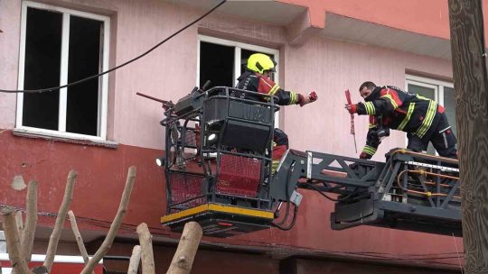 Balıkesir’de yangın söndürme çalışmaları sırasında binanın dış cephesinde asılı bulunan
