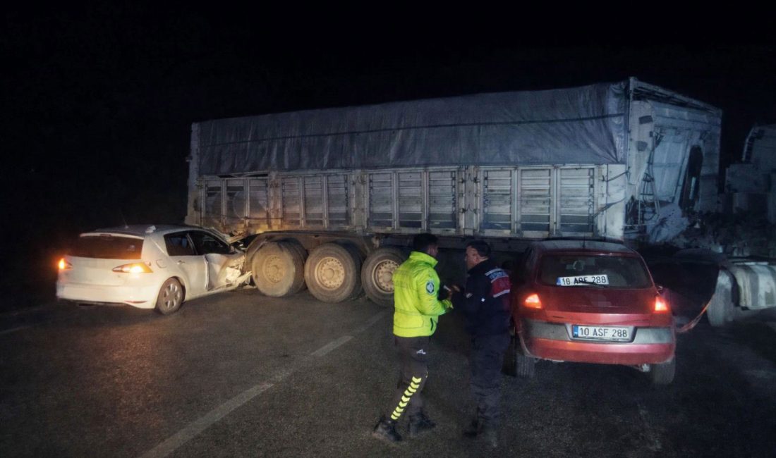 Balıkesir’in Bandırma ilçesinde sisli ve ıslak yolda tır dorsesine iki