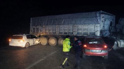 Balıkesir’in Bandırma ilçesinde sisli ve ıslak yolda tır dorsesine iki
