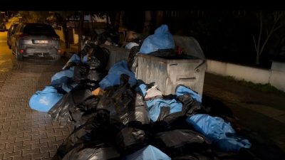 Balıkesir’in Bandırma ilçesinde özel bir hastanenin yanında oluşan çöp yığınları