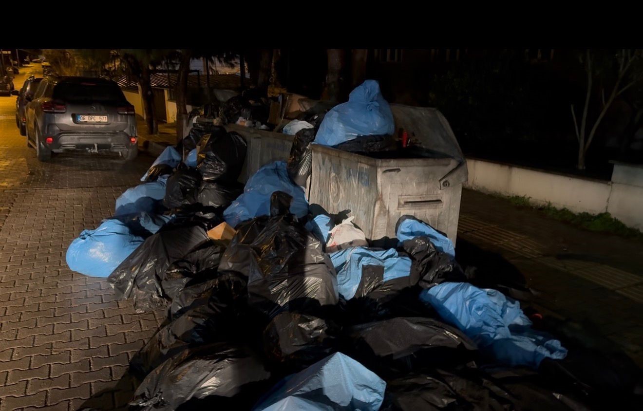 Balıkesir’in Bandırma ilçesinde özel bir hastanenin yanında oluşan çöp yığınları
