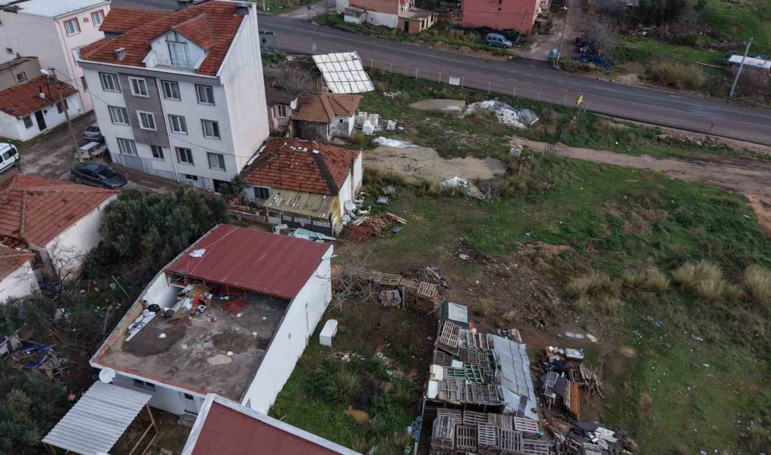 Bandırma’da akşam saatlerinde etkili olan şiddetli fırtına ve sağanak yağış,