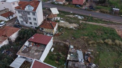 Bandırma’da akşam saatlerinde etkili olan şiddetli fırtına ve sağanak yağış,