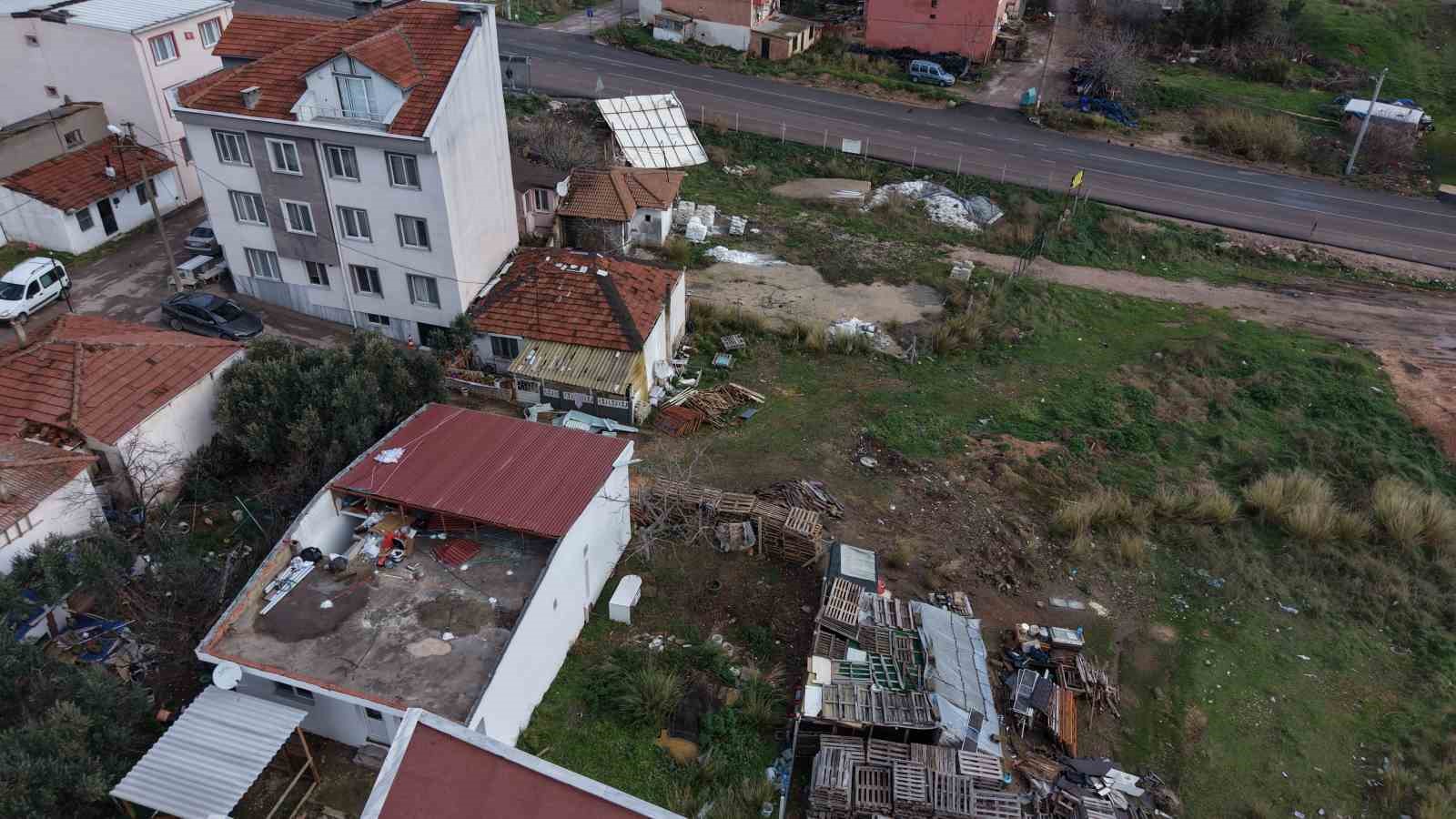 Bandırma’da akşam saatlerinde etkili olan şiddetli fırtına ve sağanak yağış,