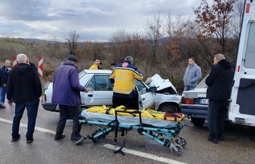 Balıkesir’in Gönen ilçesinde iki otomobilin kavşakta çarpışması sonucu meydana gelen