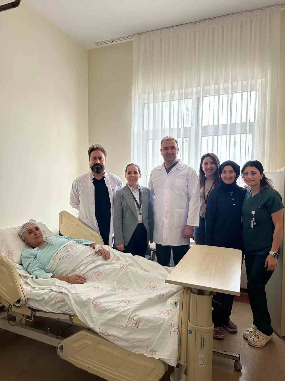 Balıkesir’in Bandırma ilçesinde, beyin tümörü tanısı konulan 72 yaşındaki kadın