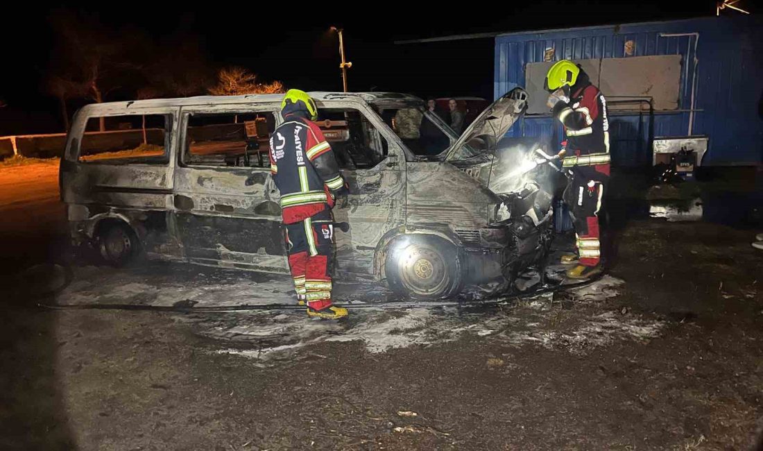 Balıkesir’in Erdek ilçesinde park halindeki araçların bulunduğu alanda çıkan yangın