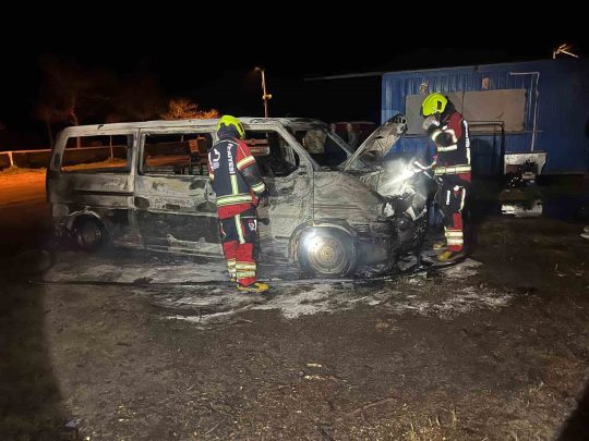 Balıkesir’in Erdek ilçesinde park halindeki araçların bulunduğu alanda çıkan yangın