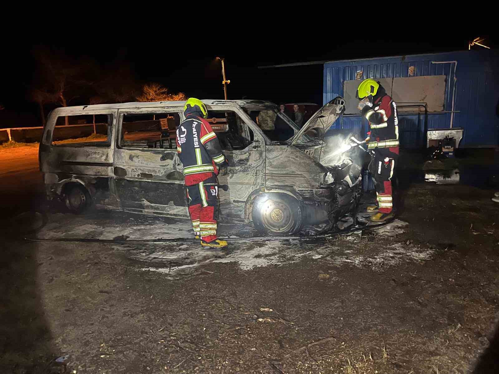 Balıkesir’in Erdek ilçesinde park halindeki araçların bulunduğu alanda çıkan yangın