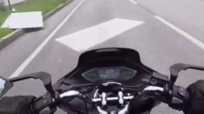 Balıkesir’in Bandırma ilçesinde seyir halindeki bir kamyonetin kasasındaki alçıpanların yola