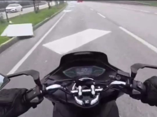 Balıkesir’in Bandırma ilçesinde seyir halindeki bir kamyonetin kasasındaki alçıpanların yola