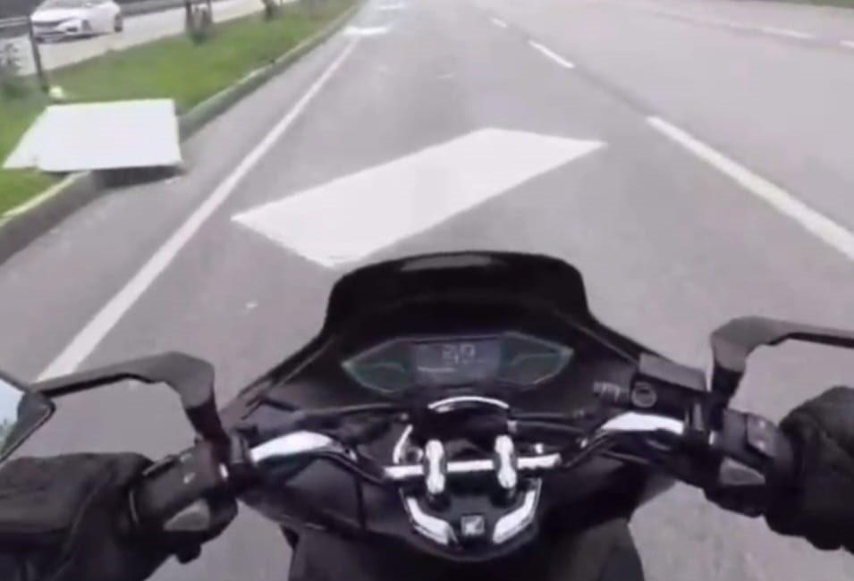 Balıkesir’in Bandırma ilçesinde seyir halindeki bir kamyonetin kasasındaki alçıpanların yola