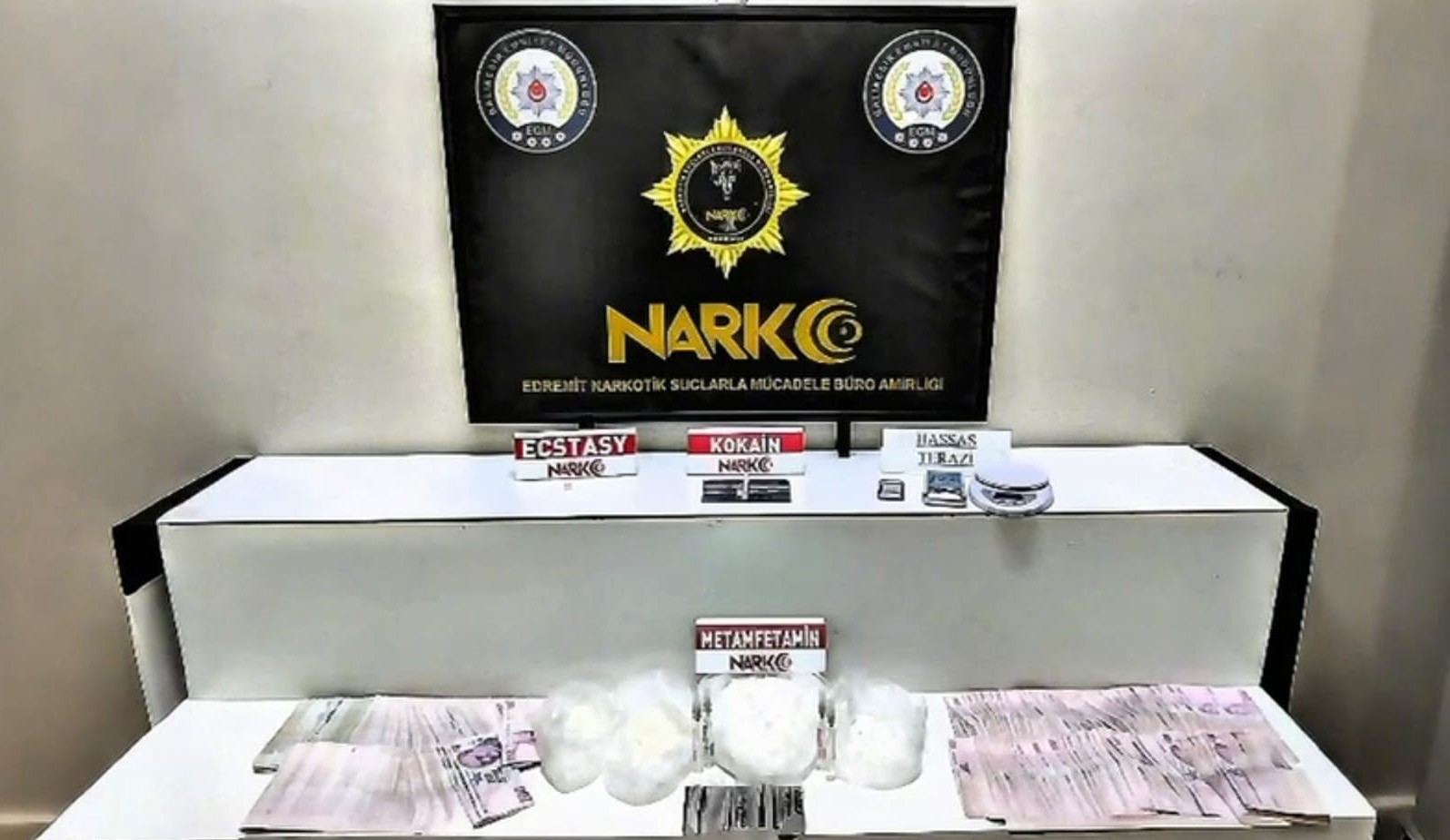 Balıkesir’de narkotik polislerinin Bandırma ve Edremit ilçelerinde yaptıkları uyuşturucu madde