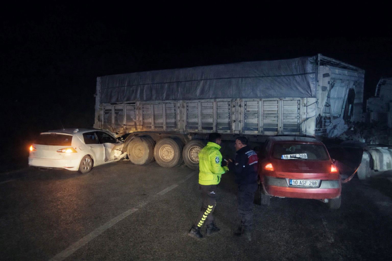 Balıkesir’in Bandırma ilçesinde sisli ve ıslak yolda tır dorsesine iki