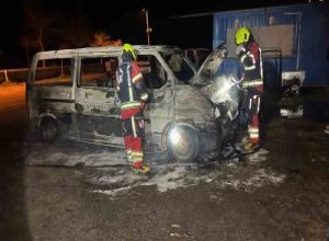 Balıkesir’in Erdek ilçesinde park halindeki araçların bulunduğu alanda çıkan yangın