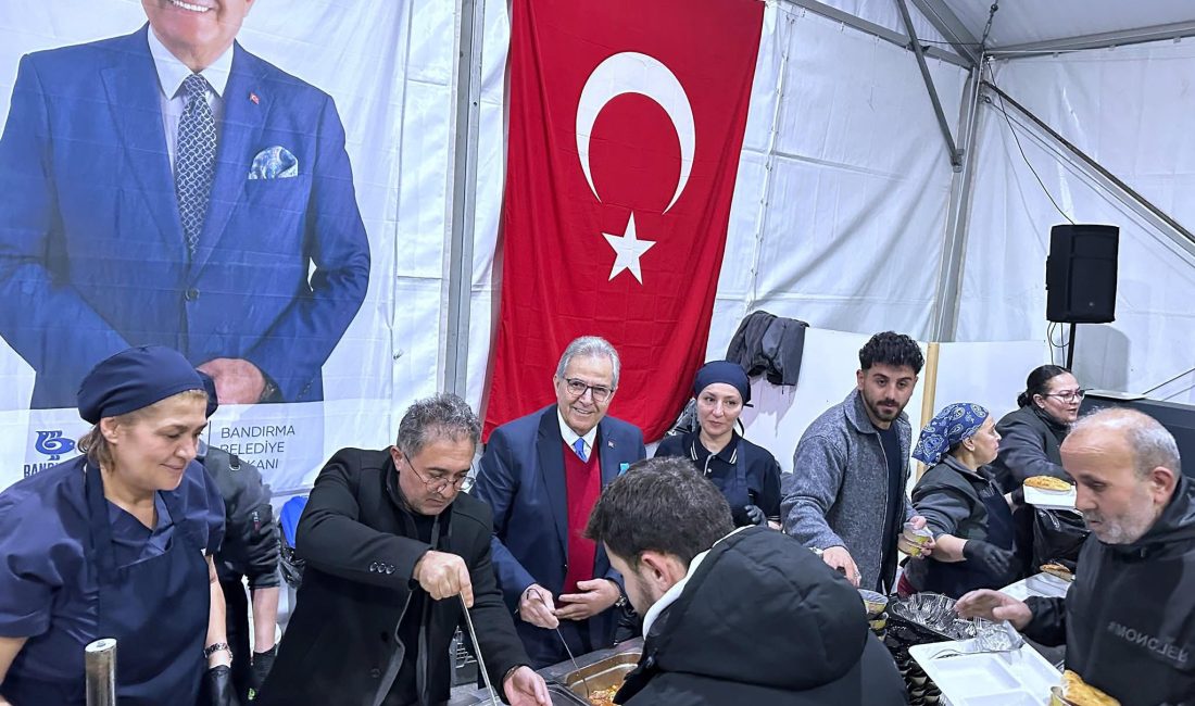 Bandırma Belediye Başkanı Dursun Mirza, Ramazan ayı dolayısıyla düzenlenen iftar