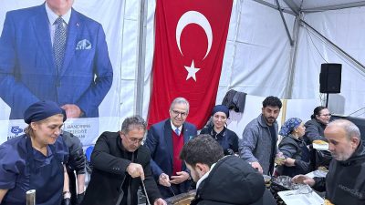 Bandırma Belediye Başkanı Dursun Mirza, Ramazan ayı dolayısıyla düzenlenen iftar